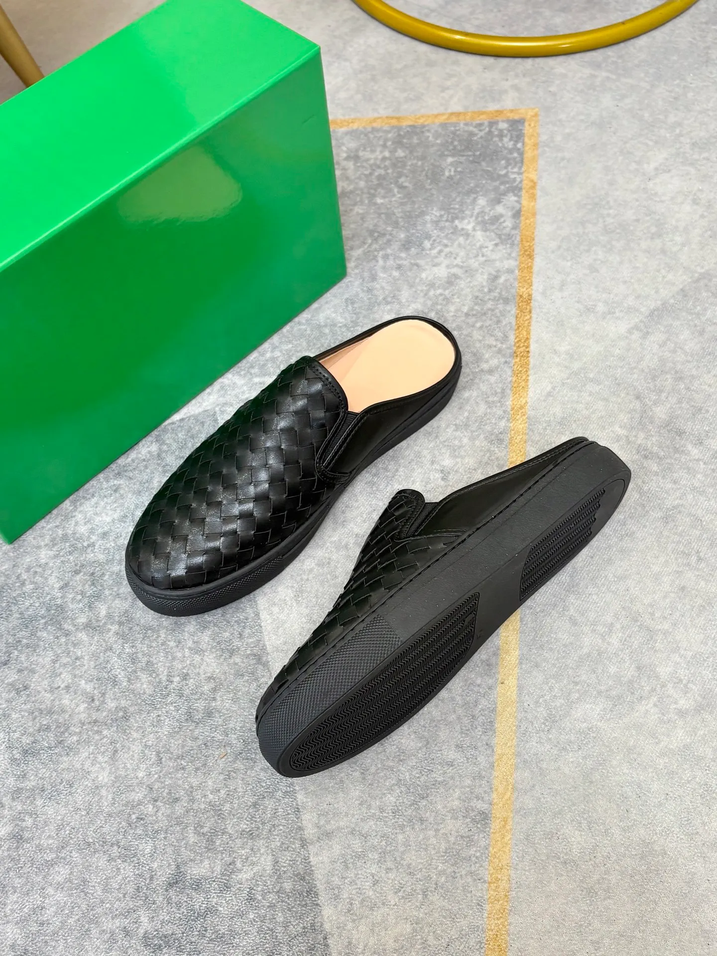 P380 BV men's casual half-drag👞. Handsome and versatile low-top shoes, woven cowhide upper, pigskin lining for the feet, 🌺🌺perfect shoe last, 🌲🌲 fashionable and handsome, comfortable on the feet, 🚗🚗wear-resistant and non-slip rubber outsole. Code number: 38-44. 45 is custom-made and cannot be returned or exchanged